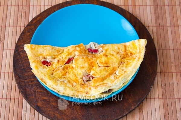 Сложить омлет пополам