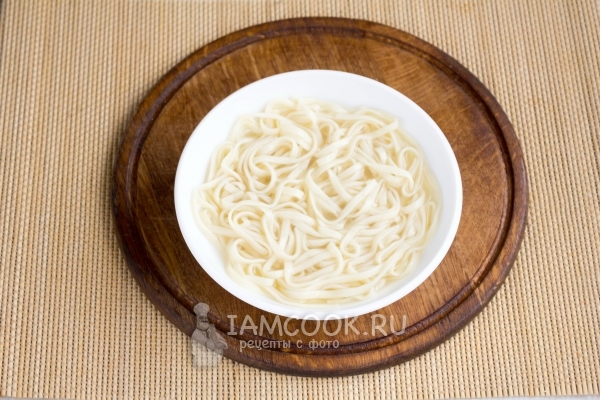 Залить лапшу водой