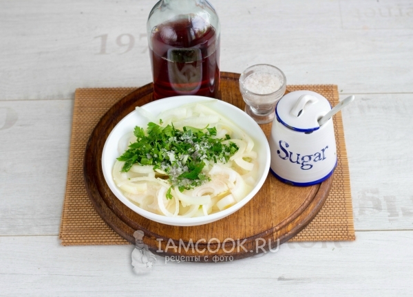 Соединить лук с зеленью и солью