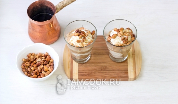 Положить орешки в карамели