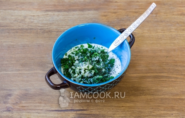 Соединить ингредиенты для соуса