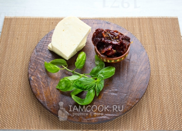Сыр, вяленые томаты и базилик