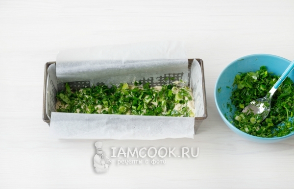 Положить на тесто зелень