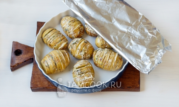 Накрыть форму фольгой