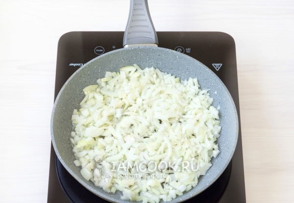 Обжарить лук