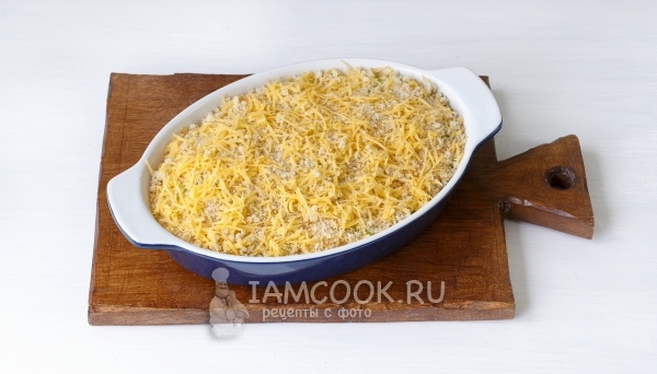 Посыпать сухарями с сыром