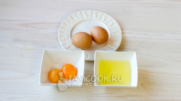 Отделить желтки от белков