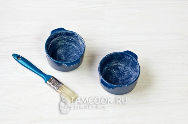 Смазать формочки маслом