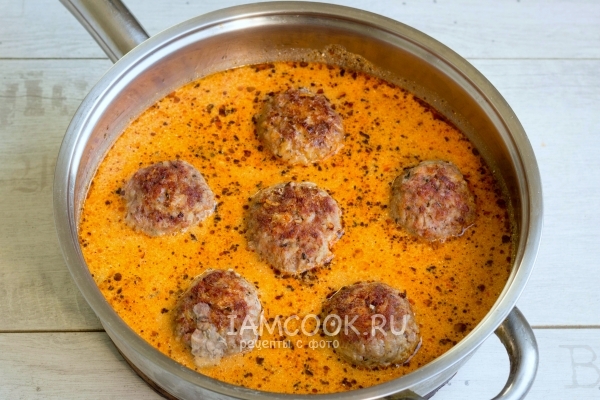 Положить тефтели в соус