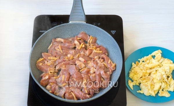 Положить мясо на сковороду