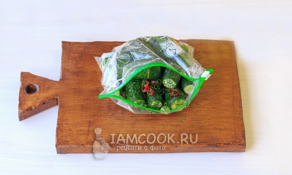 Положить к огурцам перец, чеснок и зелень