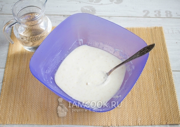 Смешать крахмал, воду, масло, соль и перец