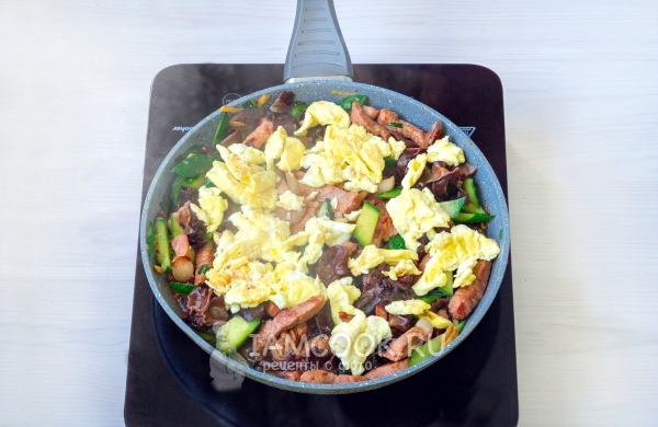 Положить омлет