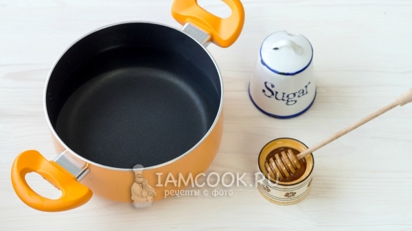 Влить воду в кастрюлю