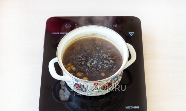 Положить листья чая