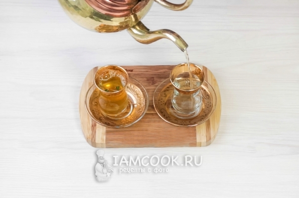 Разлить чай по чашкам