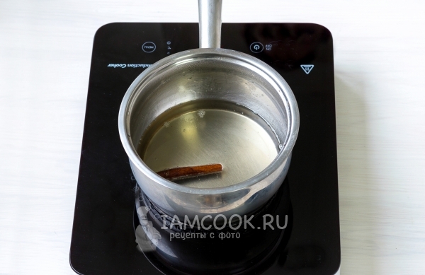 Положить палочку корицы