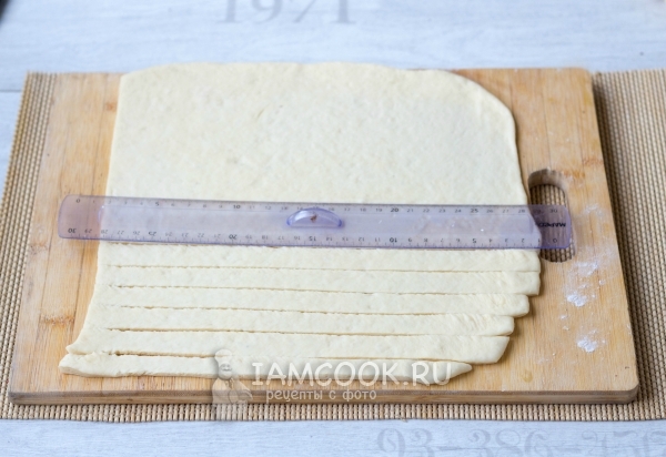 Нарезать тесто с помощью линейки на полосы