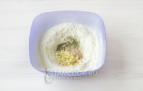 Положить в муку специи и чеснок