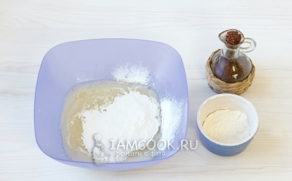 Добавить дрожжи и муку