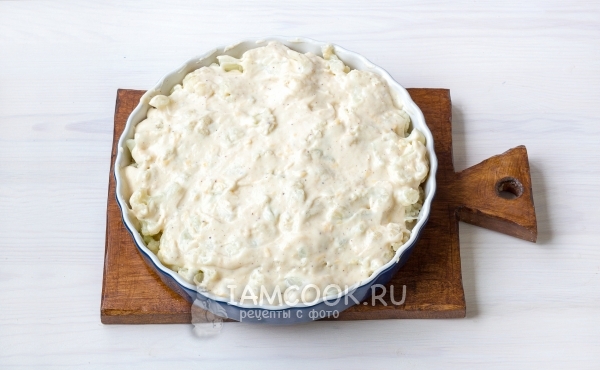 Смазать капусту соусом