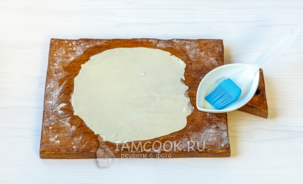 Смазать тесто маслом