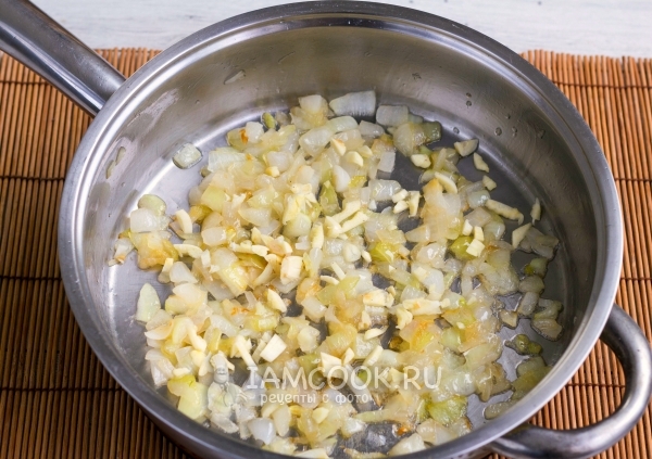 Обжарить лук с чесноком