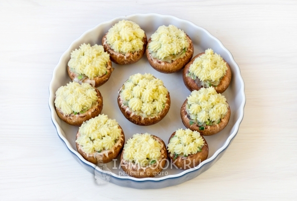 Украсить грибы картофельным пюре