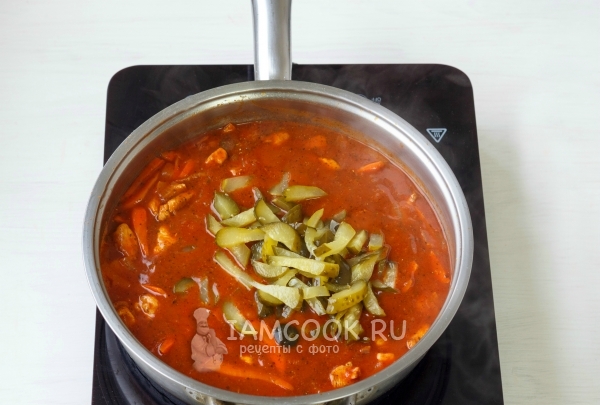 Положить огурцы