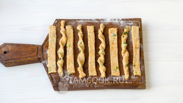 Скрутить из теста спиральки