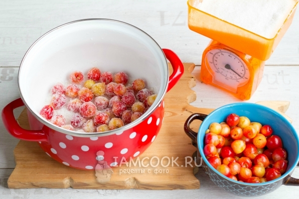 Посыпать черешню сахаром