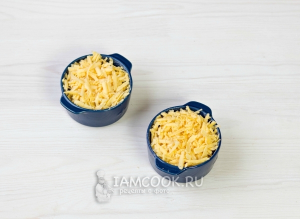 Положить на грибы сыр