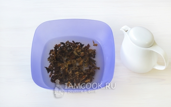 Залить грибы водой