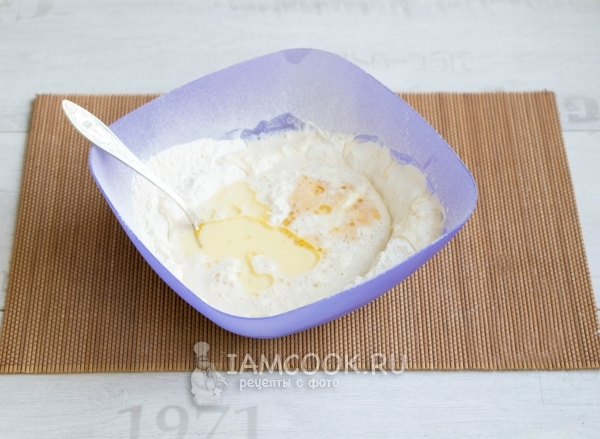 Влить молоко, кефир и яйца