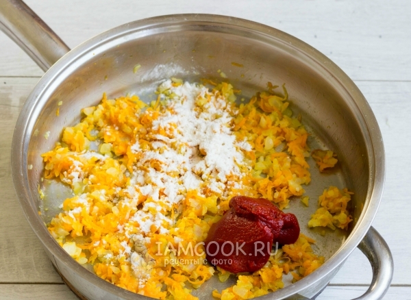 Добавить муку и томатную пасту