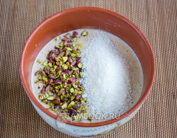 Добавить орехи и кокосовую стружку