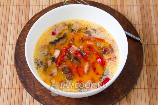 Положить к яйцам овощи с мясом и грибами