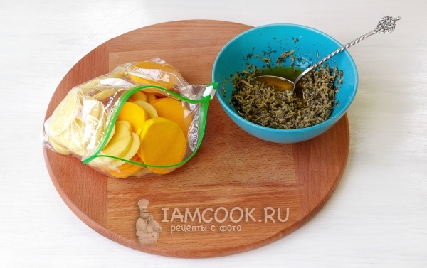 Добавить смесь приправ с маслом