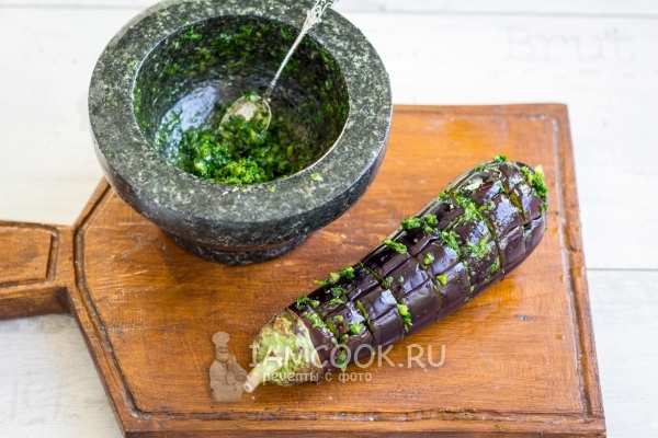 Смазать баклажан соусом