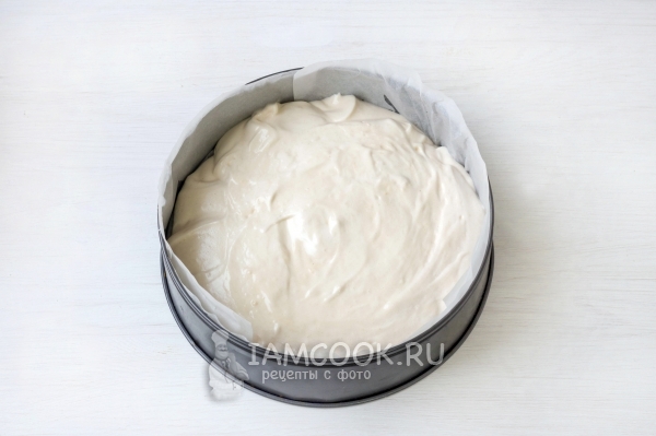 Переложить тесто в форму