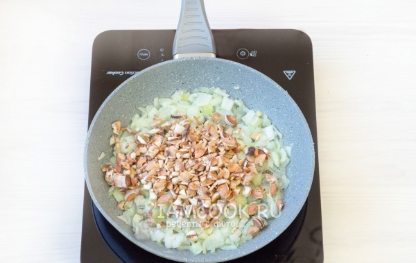 Обжарить лук с грибами