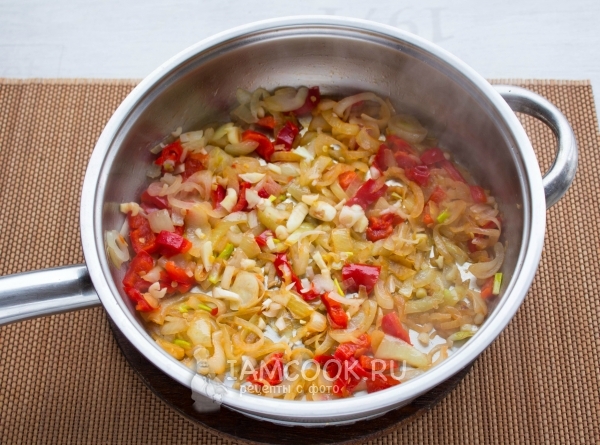 Добавить чеснок и перец