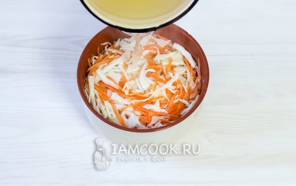 Влить в салат рассол