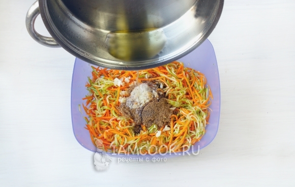 Влить горячее масло