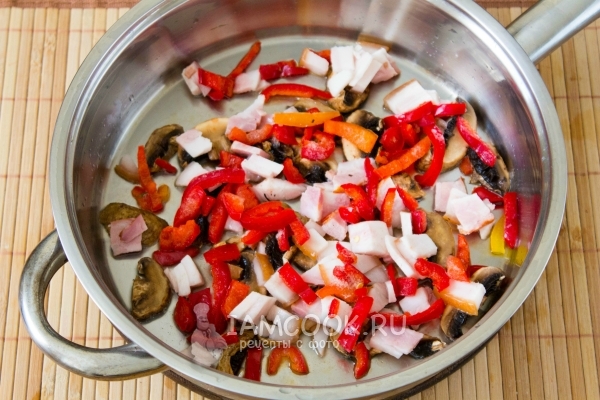 Обжарить мясо с грибами и овощами
