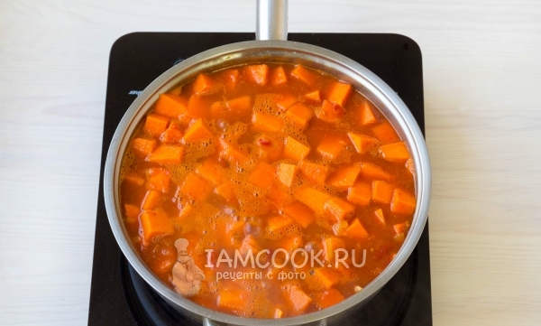 Влить в сковороду бульон