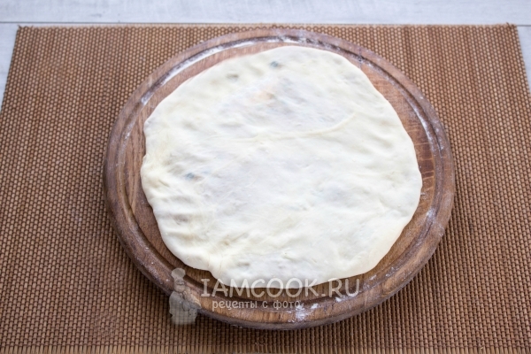 Раскатать тесто с начинкой в лепешку