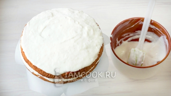 Положить второй корж с кремом