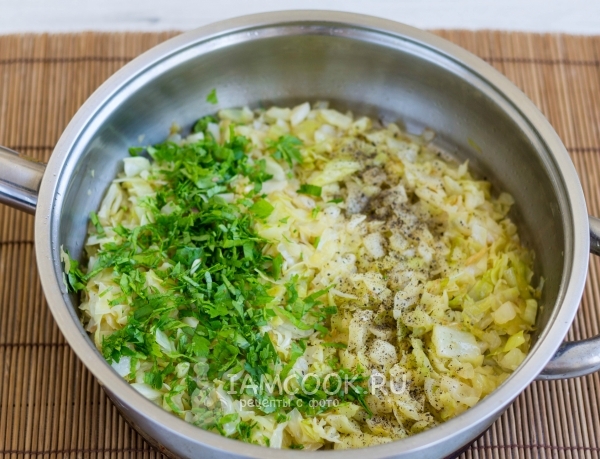 Добавить зелень, соль и перец