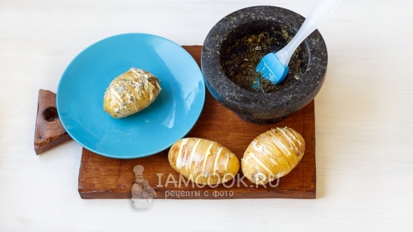 Смазать картошку маслом со специями